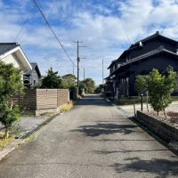 千葉県長生郡一宮町東浪見の売買物件/建物前面道路。奥は袋小路になっており、その先は一段上がって県道