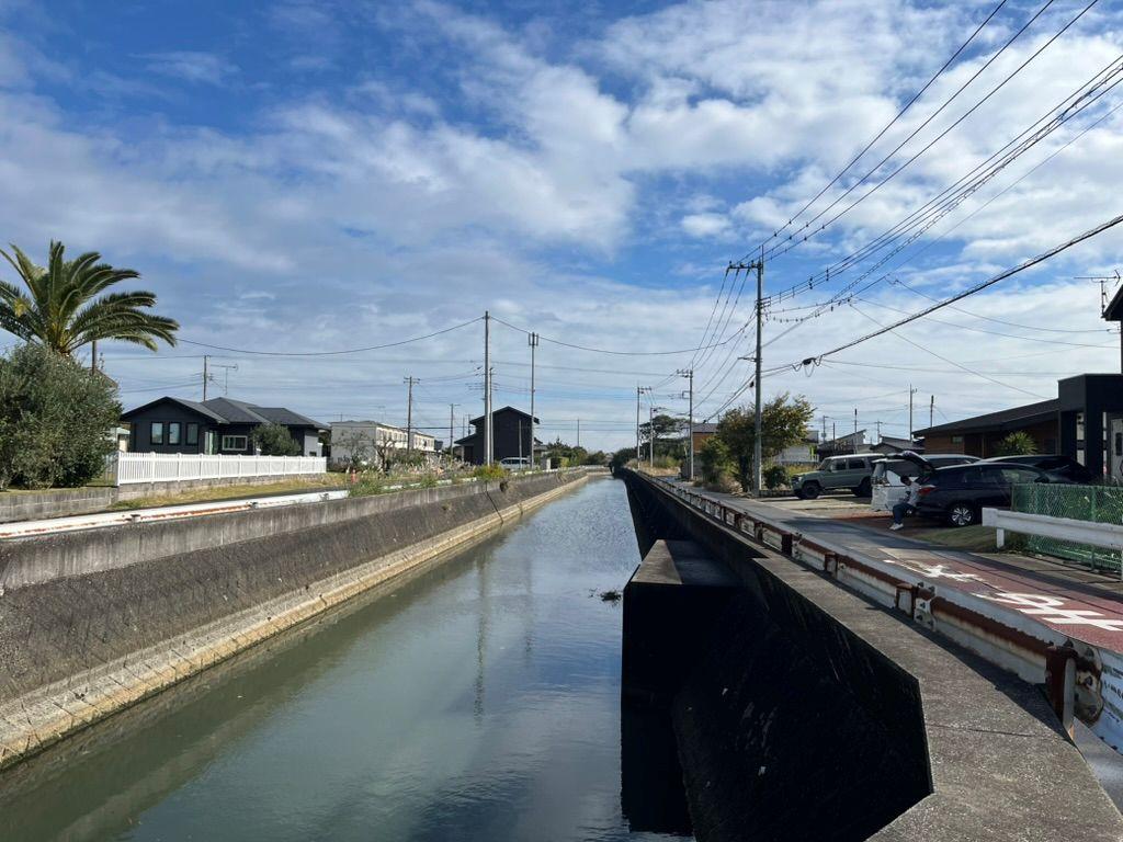 千葉県長生郡一宮町東浪見の売買物件/物件から海までは橋を通るためU字にぐるりと歩く