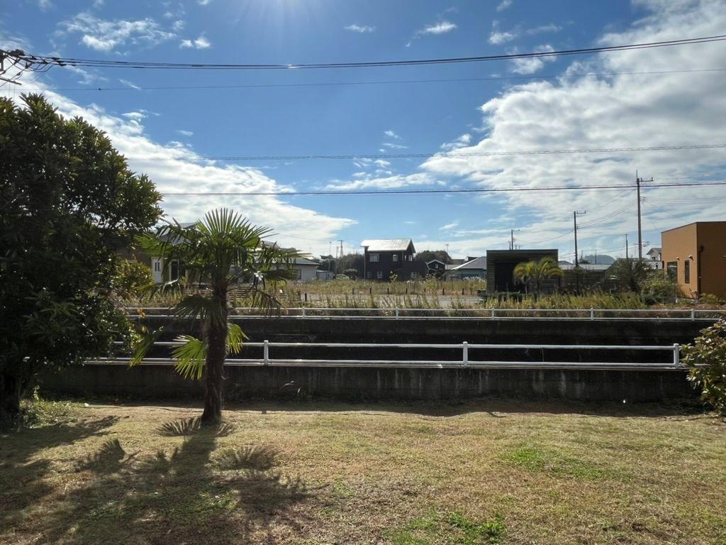 千葉県長生郡一宮町東浪見の売買物件/室内からはこんな景色。川は東日本大震災以降の防災工事で堤防が１段高くされています