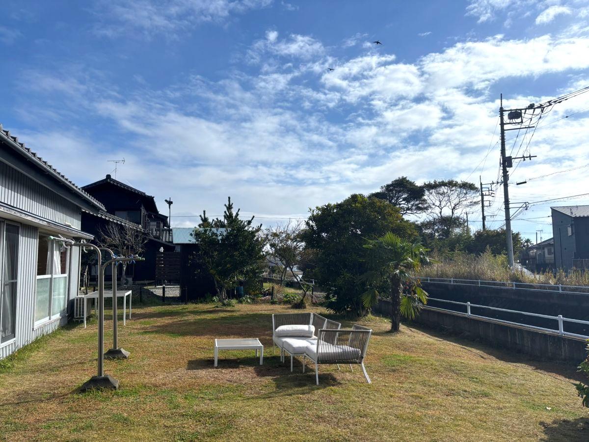 千葉県長生郡一宮町東浪見の売買物件/芝生の庭から目を凝らすと...海が見える！