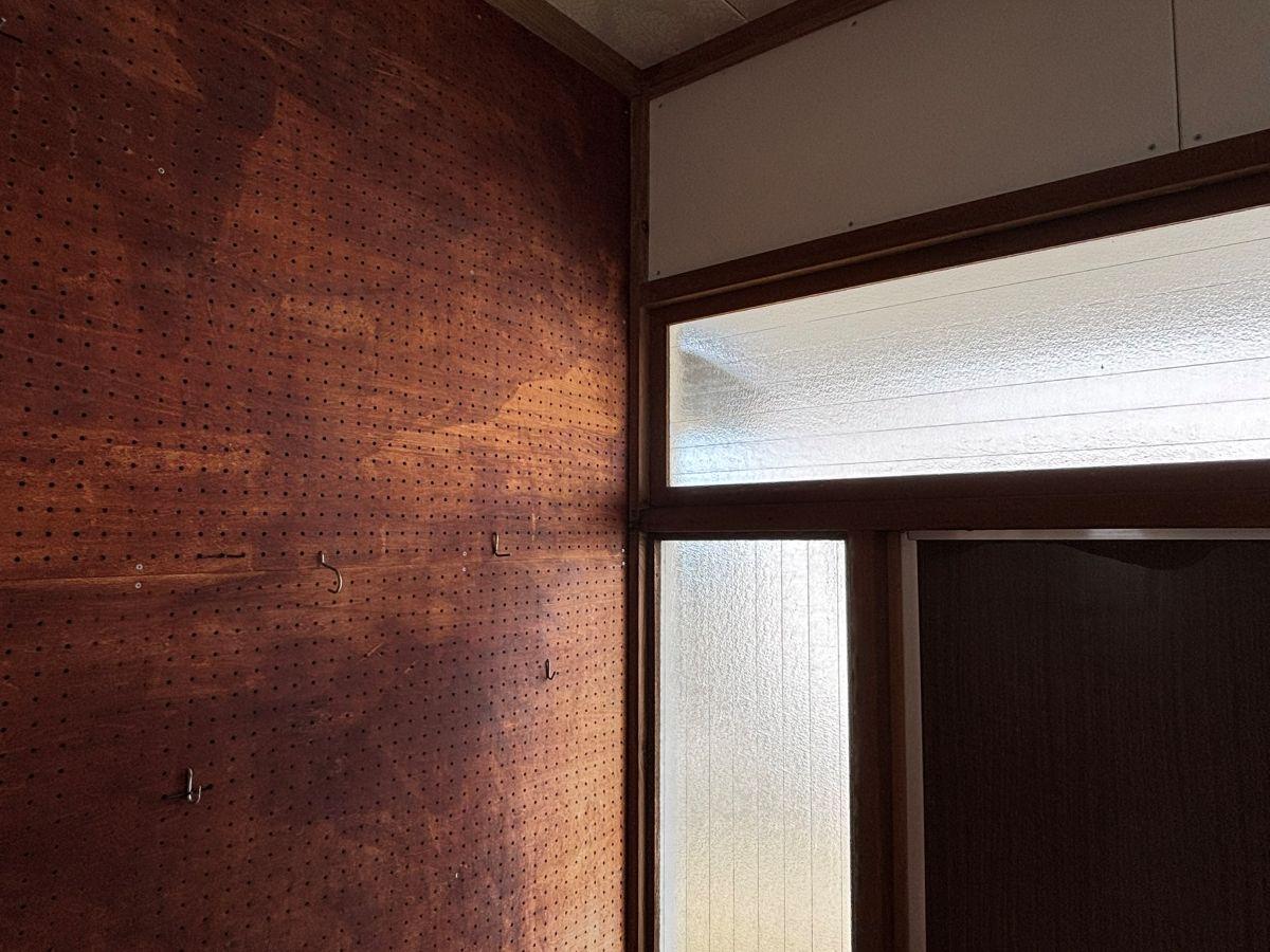 千葉県長生郡一宮町東浪見の売買物件/元々の玄関。壁が有孔ボードになっていて使い勝手よし