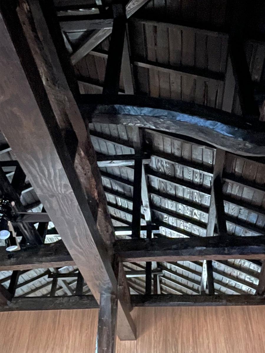 千葉県富津市海良の売買物件/古民家がもともと持っていた、力強く重厚な天井の梁