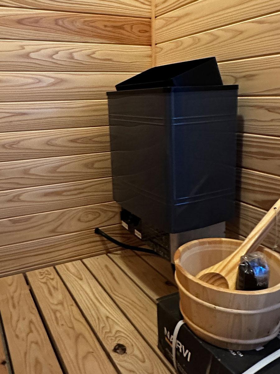 千葉県富津市海良の売買物件/サウナ室に備えられた電気ヒーター。ストーンを載せれば、セルフロウリュも可能です