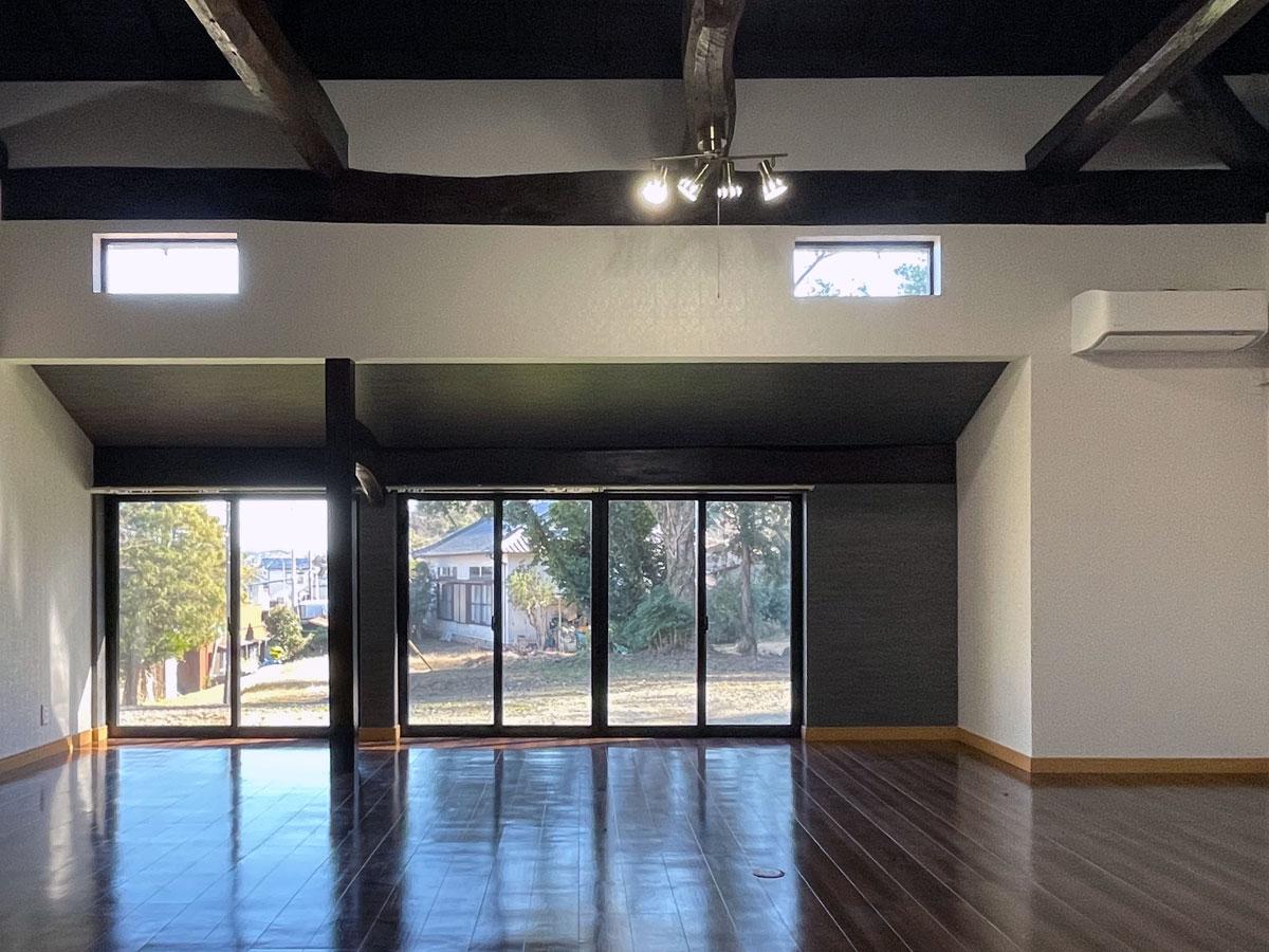 千葉県富津市海良の売買物件/リビング隣の居室。ダイキンのエアコンが備え付けられています