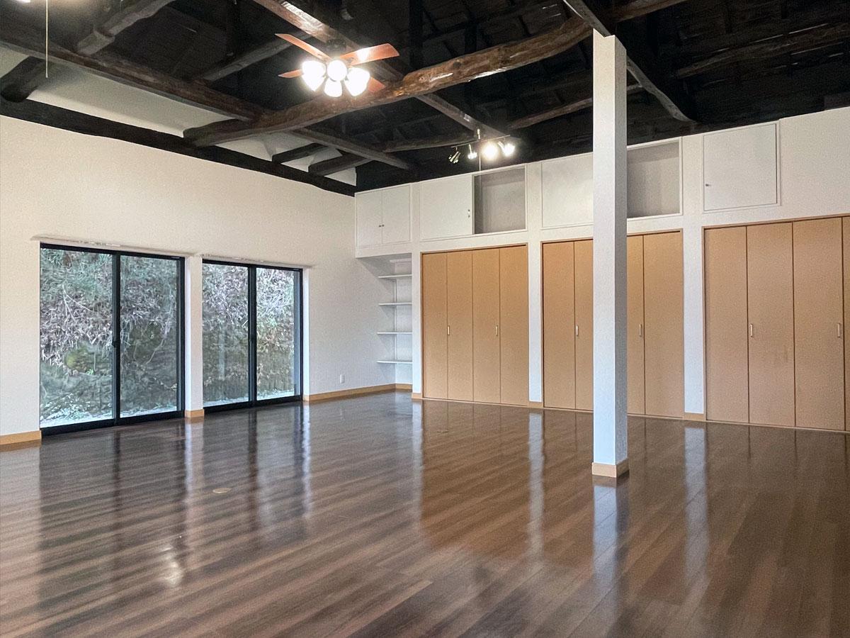 千葉県富津市海良の売買物件/リビング隣の居室、壁一面がたっぷりと使える収納スペースになっています