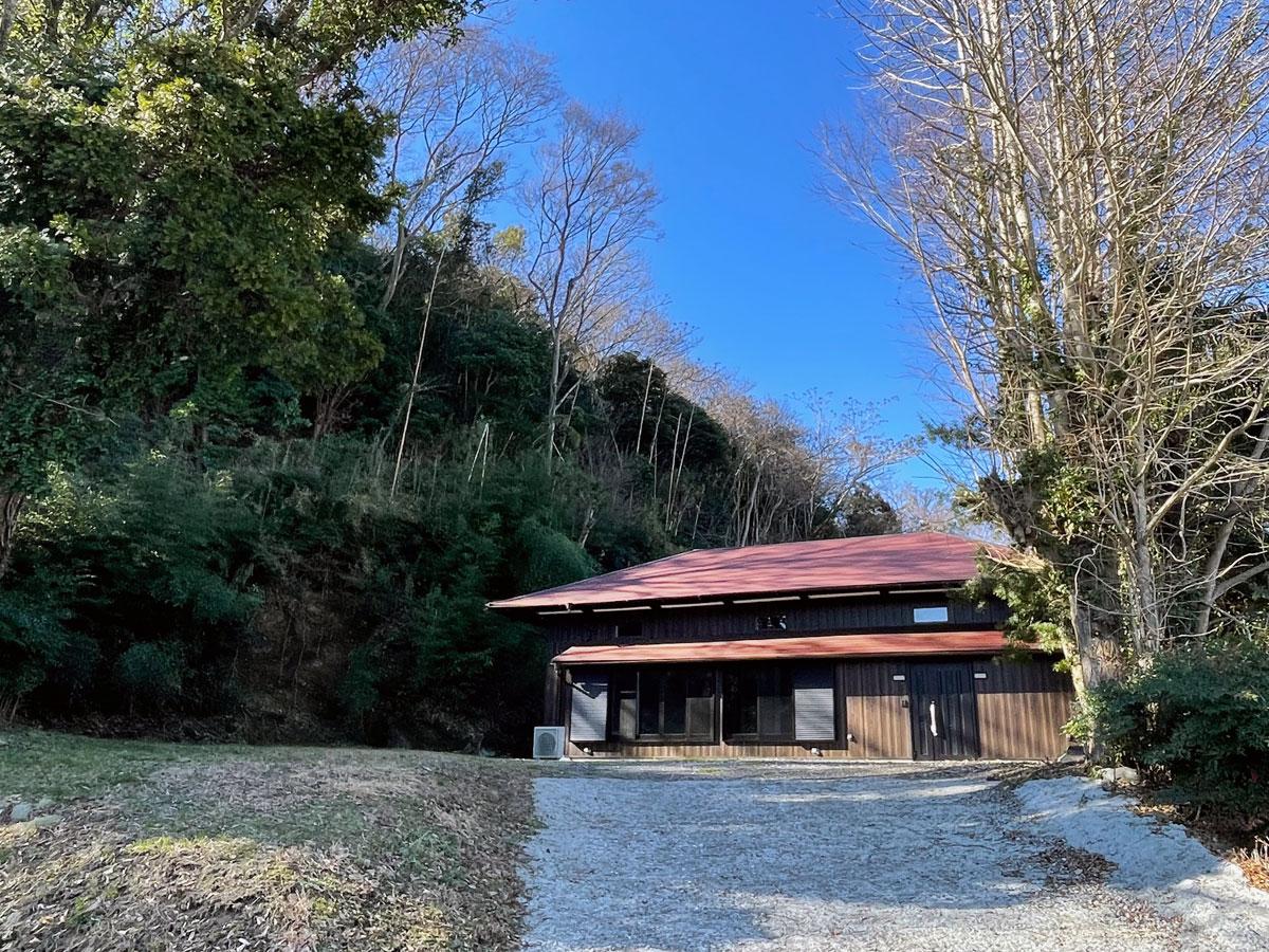 千葉県富津市海良の売買物件/家の前には広々とした駐車スペース、複数台の車をゆったりと停められる広さがあります