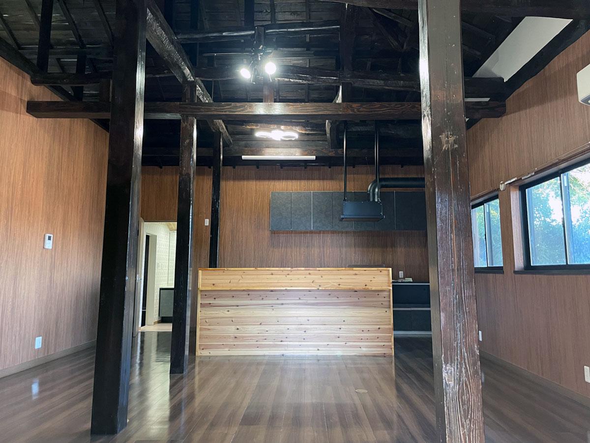 千葉県富津市海良の売買物件/玄関を入ってすぐの場所に配置されたアイランドキッチン。複数人で囲める広さがあります