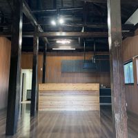 千葉県富津市海良の売買物件/玄関を入ってすぐの場所に配置されたアイランドキッチン。複数人で囲める広さがあります