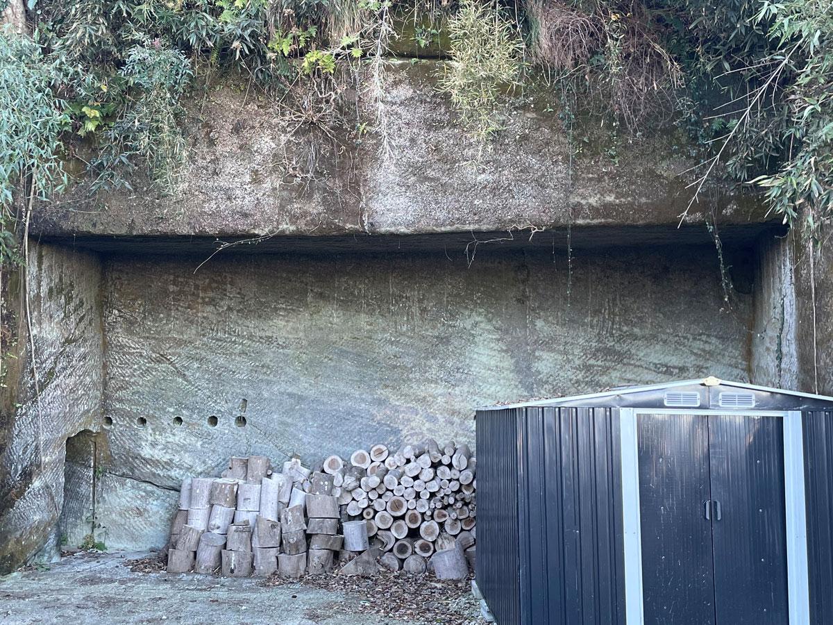 千葉県富津市海良の売買物件/家の裏に設けられた、薪置き場と物置のスペースです