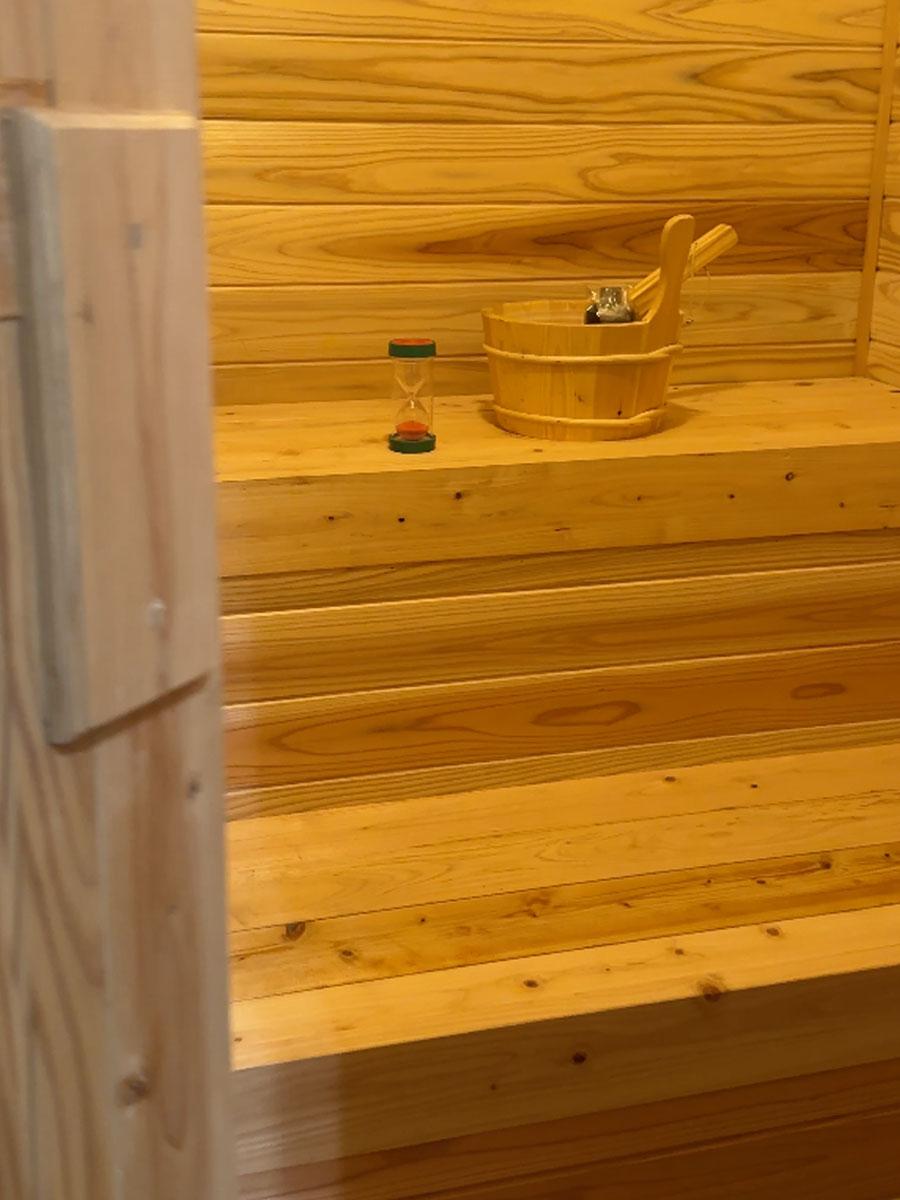 千葉県富津市海良の売買物件/浴室の奥に設けられたサウナ室、大人2人が並んで座れる広さ