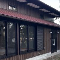 千葉県富津市海良の売買物件/玄関ドアや居室のサッシ、外壁や屋根も真新しくなっています