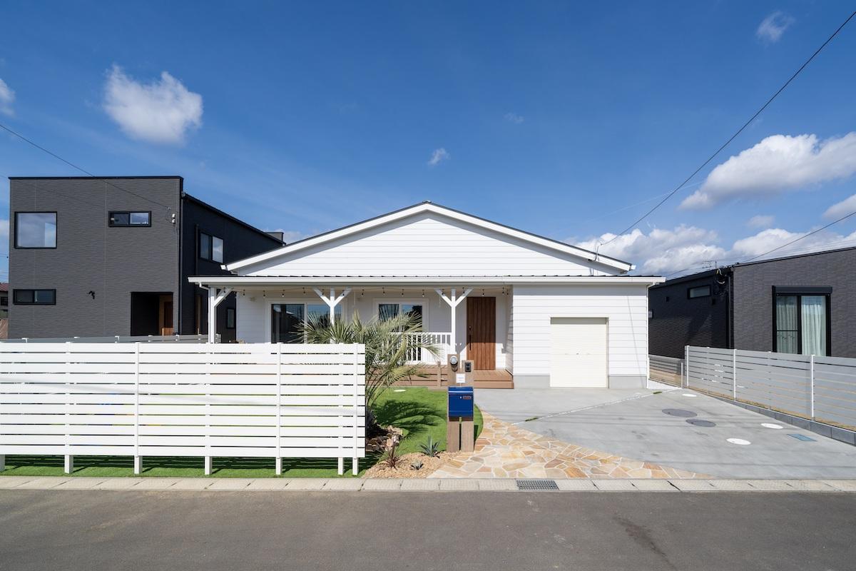 千葉県東金市前之内の売買物件/物件全景。築浅の真っ白な建物が青空に映えています