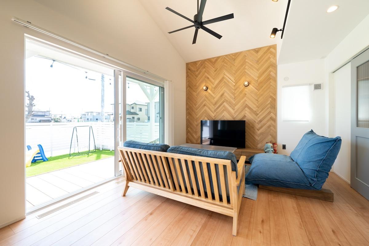 千葉県東金市前之内の売買物件/リビングの様子。ヘリンボーンの壁がアクセントに