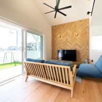 千葉県東金市前之内の売買物件/リビングの様子。ヘリンボーンの壁がアクセントに