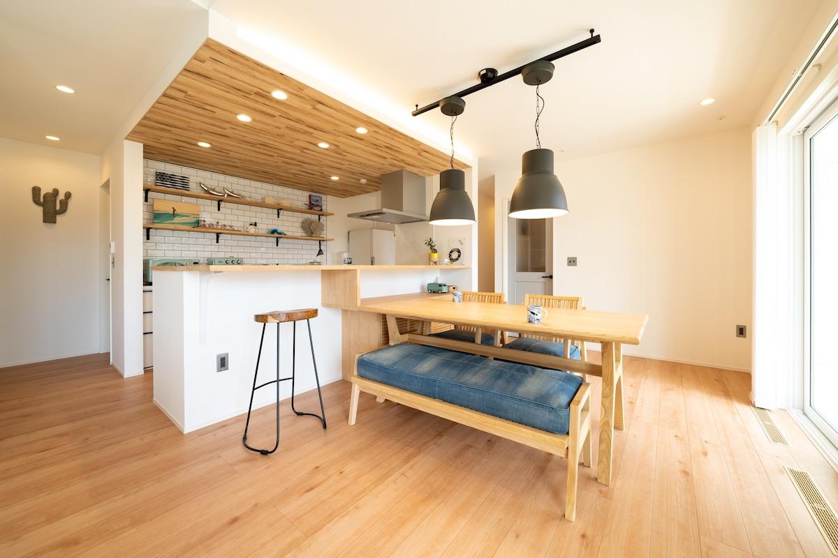 千葉県東金市前之内の売買物件/リビングからキッチン方向を眺める