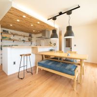 千葉県東金市前之内の売買物件/リビングからキッチン方向を眺める