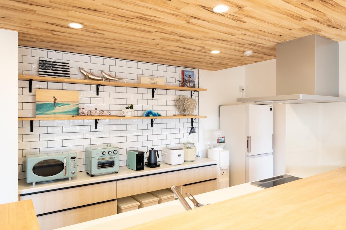 千葉県東金市前之内の売買物件/キッチンの様子。白いタイルが印象的です