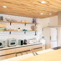 千葉県東金市前之内の売買物件/キッチンの様子。白いタイルが印象的です