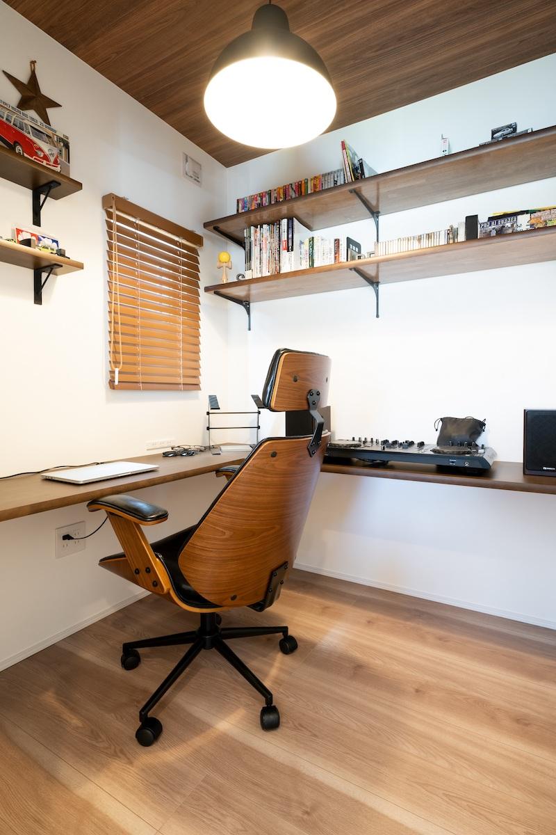 千葉県東金市前之内の売買物件/リビング脇にある書斎スペース。仕事をしながらも家族との距離感が保てます