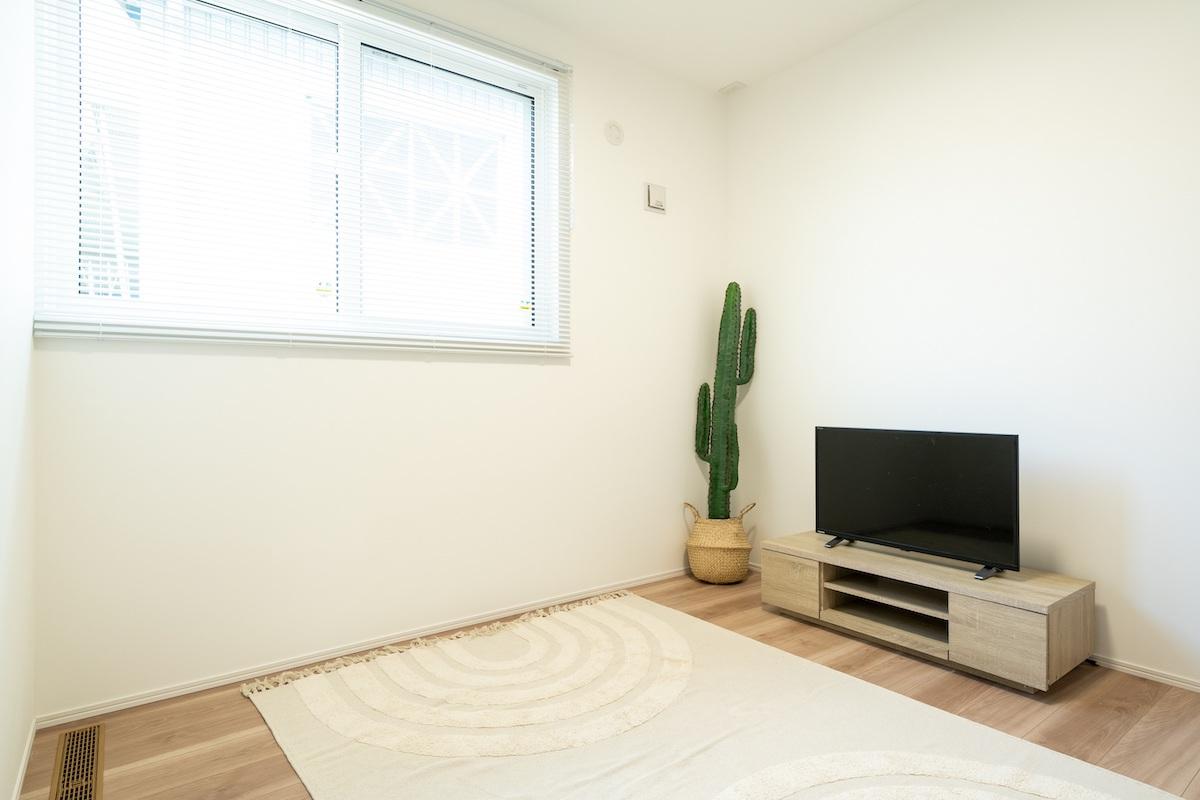 千葉県東金市前之内の売買物件/居室の様子。大きな窓により明るい印象です