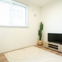 千葉県東金市前之内の売買物件/居室の様子。大きな窓により明るい印象です