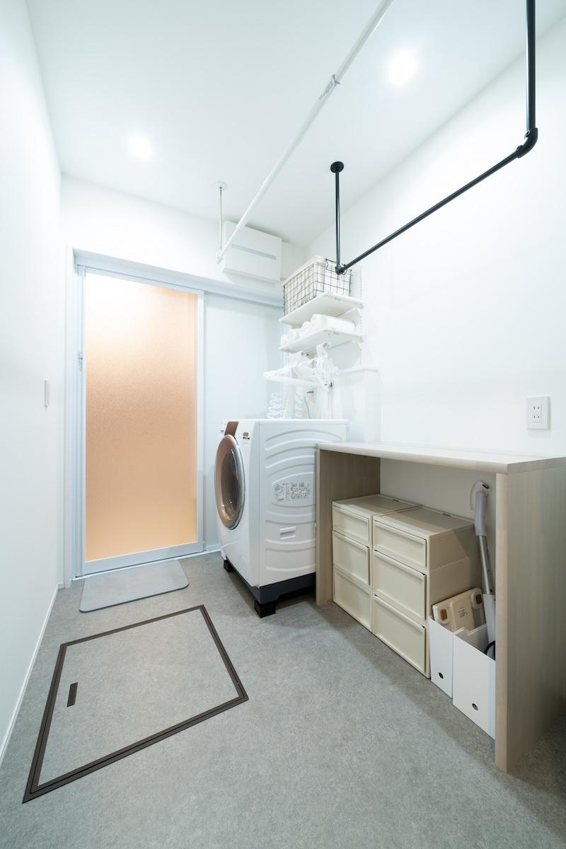 千葉県東金市前之内の売買物件/浴室手前は機能的な洗濯エリアに。この写真の後ろに洗面台とトイレが