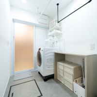 千葉県東金市前之内の売買物件/浴室手前は機能的な洗濯エリアに。この写真の後ろに洗面台とトイレが