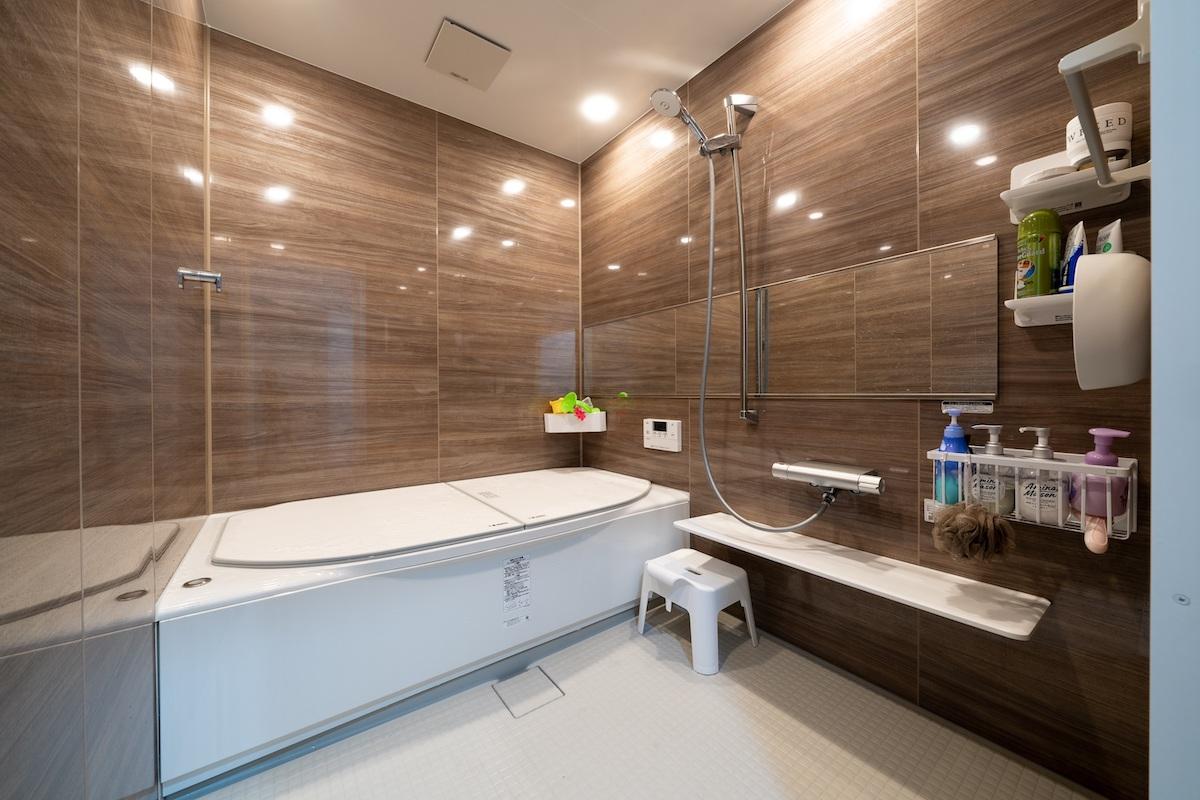 千葉県東金市前之内の売買物件/浴室の様子。茶色の壁面に白い浴槽が映えます