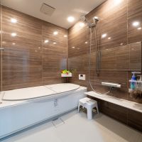 千葉県東金市前之内の売買物件/浴室の様子。茶色の壁面に白い浴槽が映えます