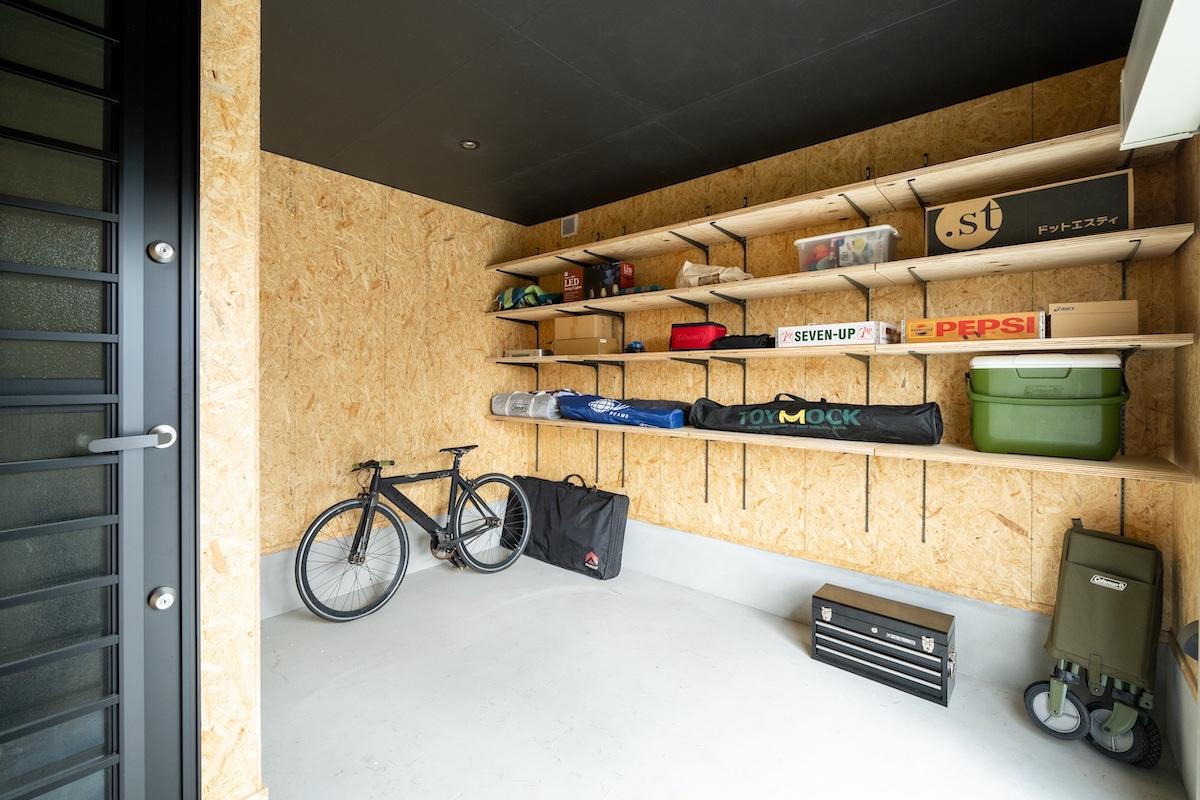 千葉県東金市前之内の売買物件/コンパクトなガレージ。自転車やアウトドアグッズの収納に