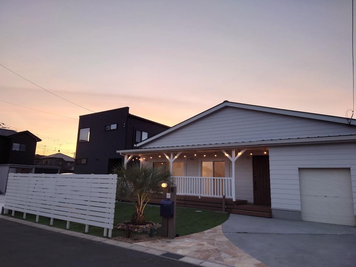 千葉県東金市前之内の売買物件/夕暮れ時。太陽は建物の裏側に沈んでいきます