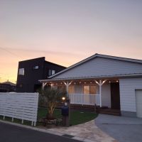 千葉県東金市前之内の売買物件/夕暮れ時。太陽は建物の裏側に沈んでいきます