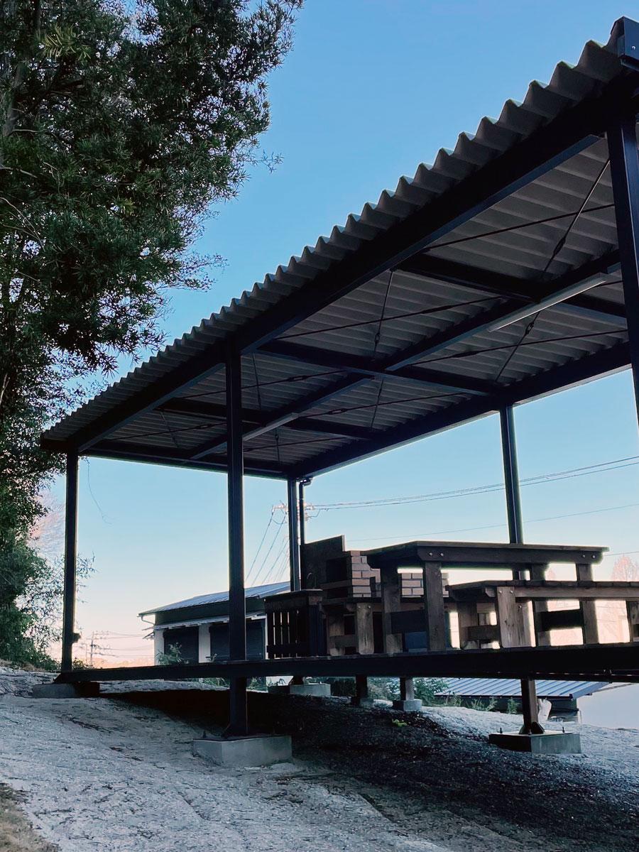 千葉県富津市海良の売買物件/裏庭にある海を見渡せる屋根付きウッドデッキ