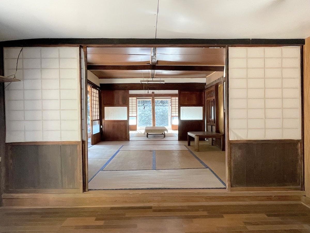 千葉県茂原市三ヶ谷の売買物件/玄関を入り、土間から二間続きの和室がある南側を眺める