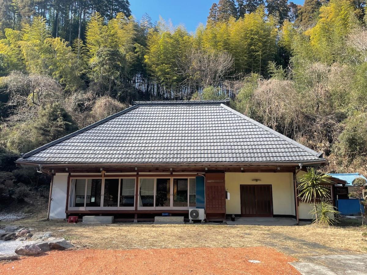 千葉県茂原市三ヶ谷の売買物件/母屋を正面から見た様子。山を背負って絵になります