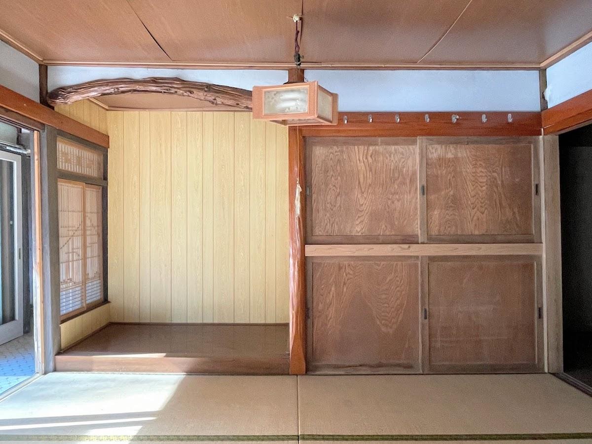 千葉県茂原市三ヶ谷の売買物件/南側の和室にある床の間。右側の木の戸襖が歴史を感じます
