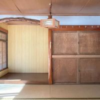 千葉県茂原市三ヶ谷の売買物件/南側の和室にある床の間。右側の木の戸襖が歴史を感じます