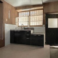 千葉県茂原市三ヶ谷の売買物件/土間の奥にあるキッチンと勝手口の様子