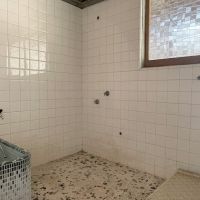 千葉県茂原市三ヶ谷の売買物件/キッチンの右側には昔風の浴室。実はココも扉が特徴的