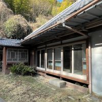 千葉県茂原市三ヶ谷の売買物件/母屋の南側の様子。奥にはみ出した空間がトイレになります