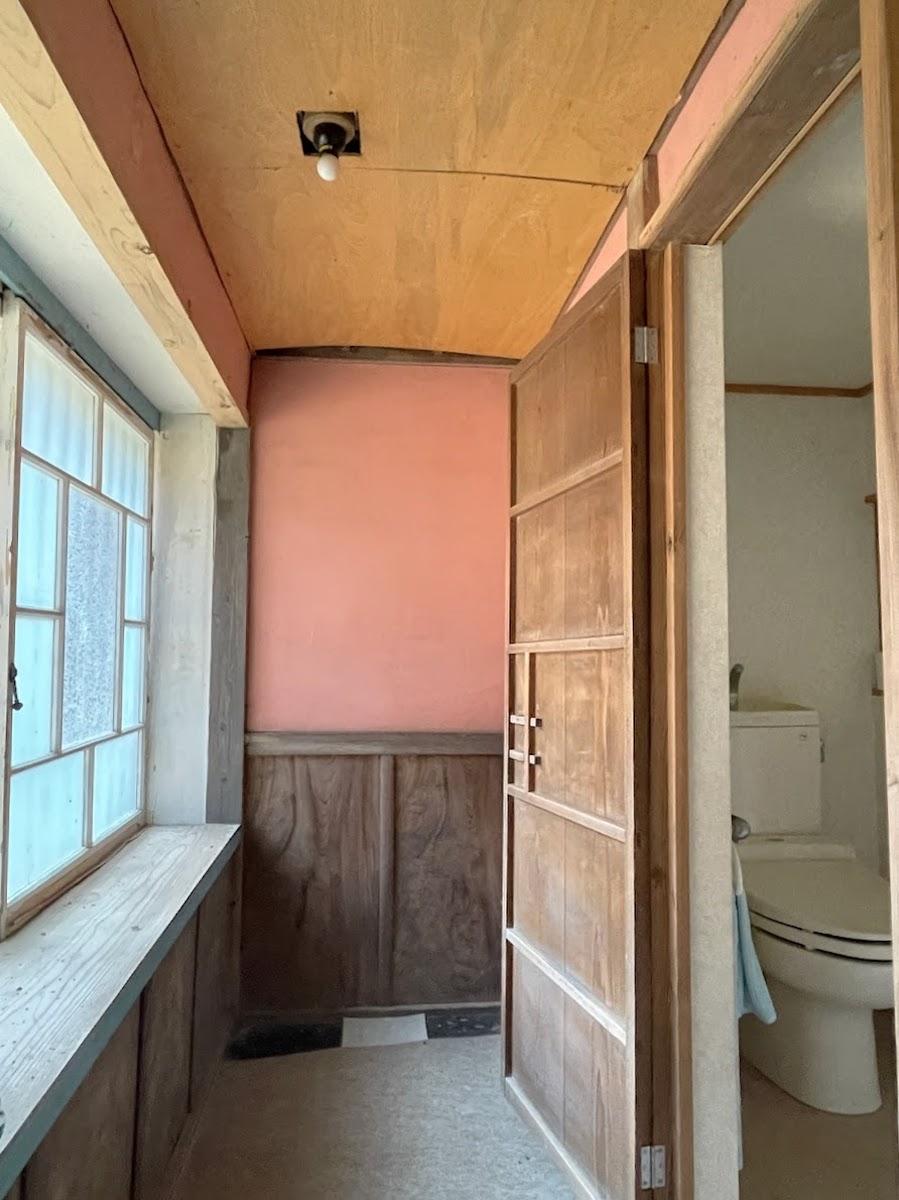 千葉県茂原市三ヶ谷の売買物件/縁側の一番奥にあるトイレの様子