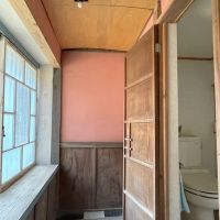 千葉県茂原市三ヶ谷の売買物件/縁側の一番奥にあるトイレの様子