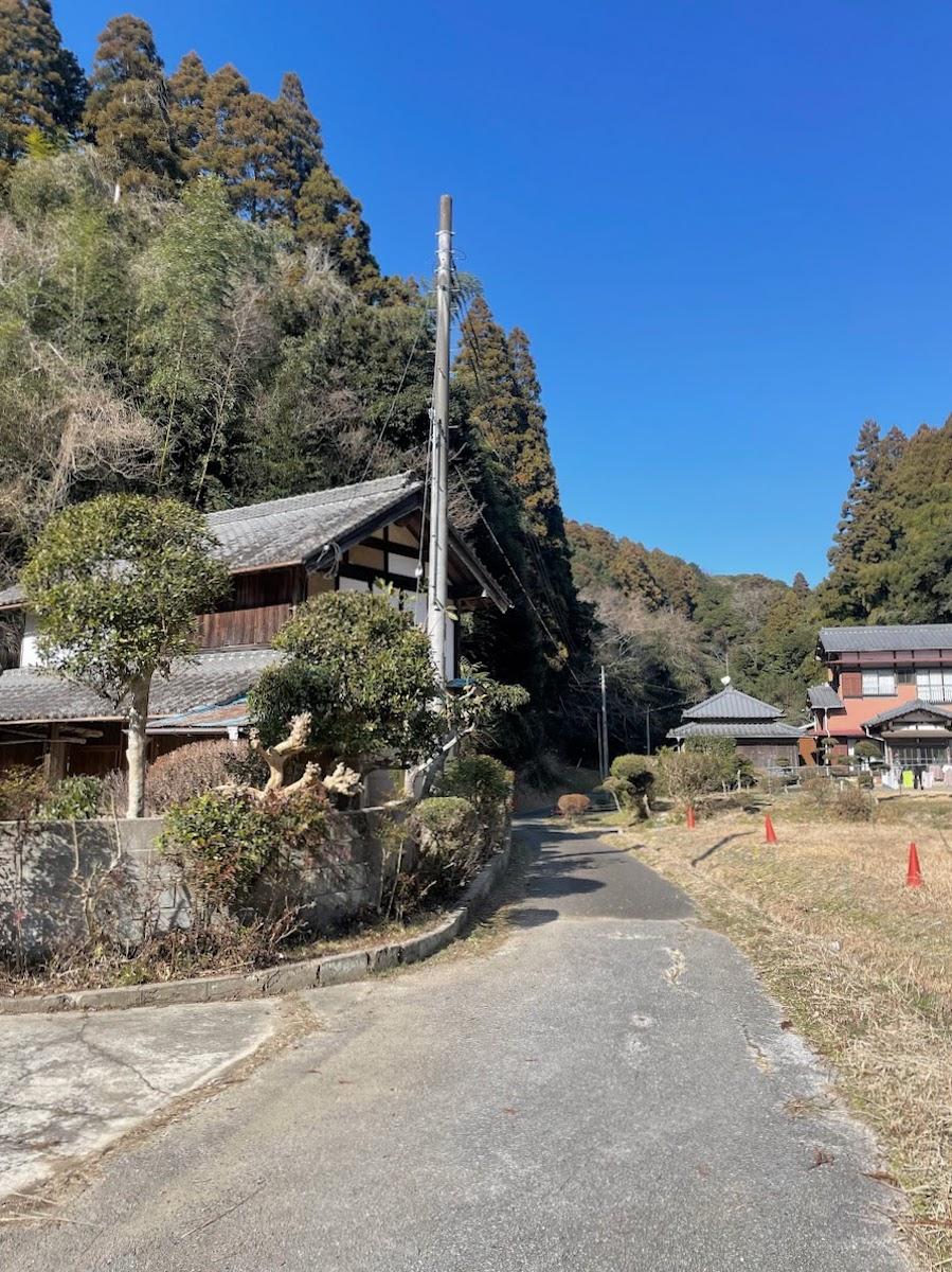 千葉県茂原市三ヶ谷の売買物件/前面道路(北側)の様子。このまま真っ直ぐ進むと集落があります