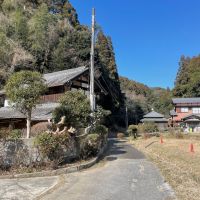 千葉県茂原市三ヶ谷の売買物件/前面道路(北側)の様子。このまま真っ直ぐ進むと集落があります