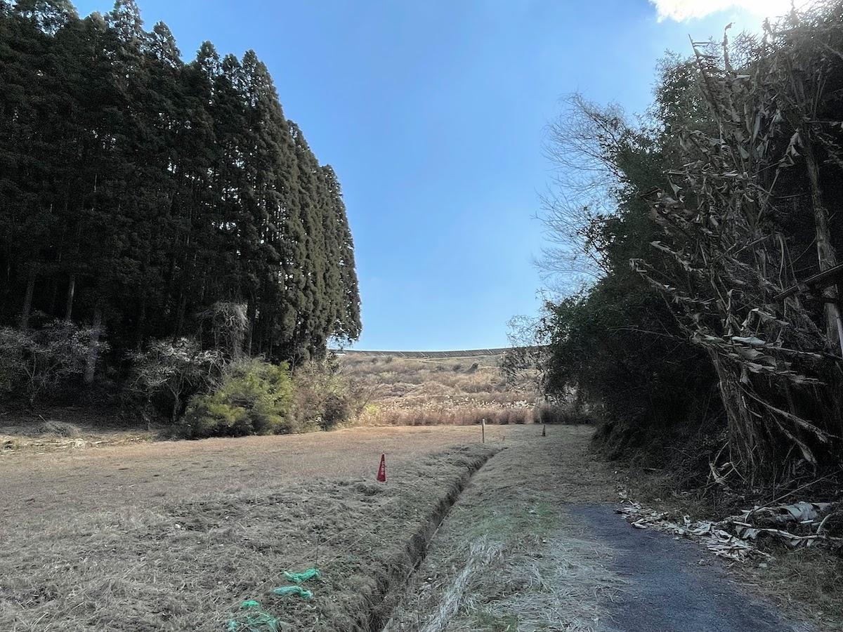 千葉県茂原市三ヶ谷の売買物件/前面道路(南側)の様子。小高い丘の奥には&hellip;