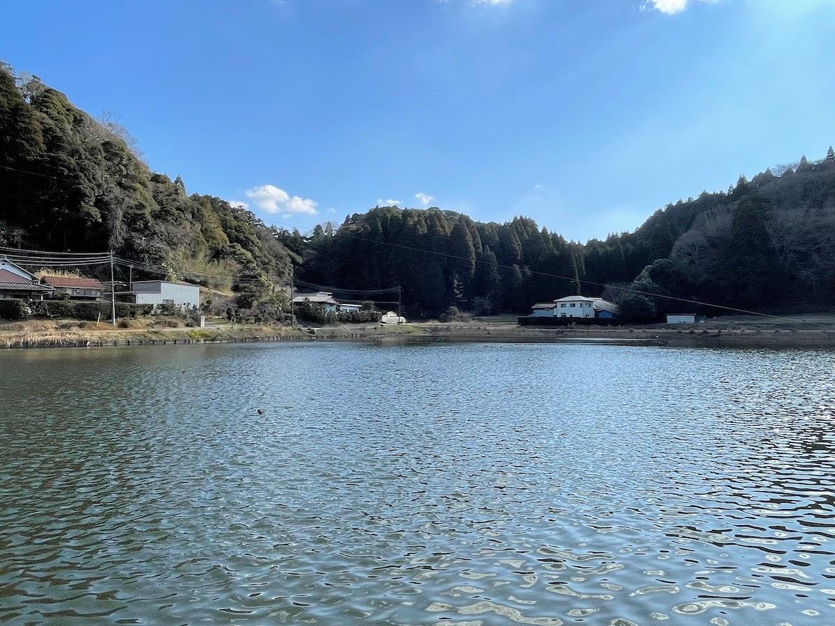 千葉県茂原市三ヶ谷の売買物件/物件へと進む入口集落には大きな堰がありました