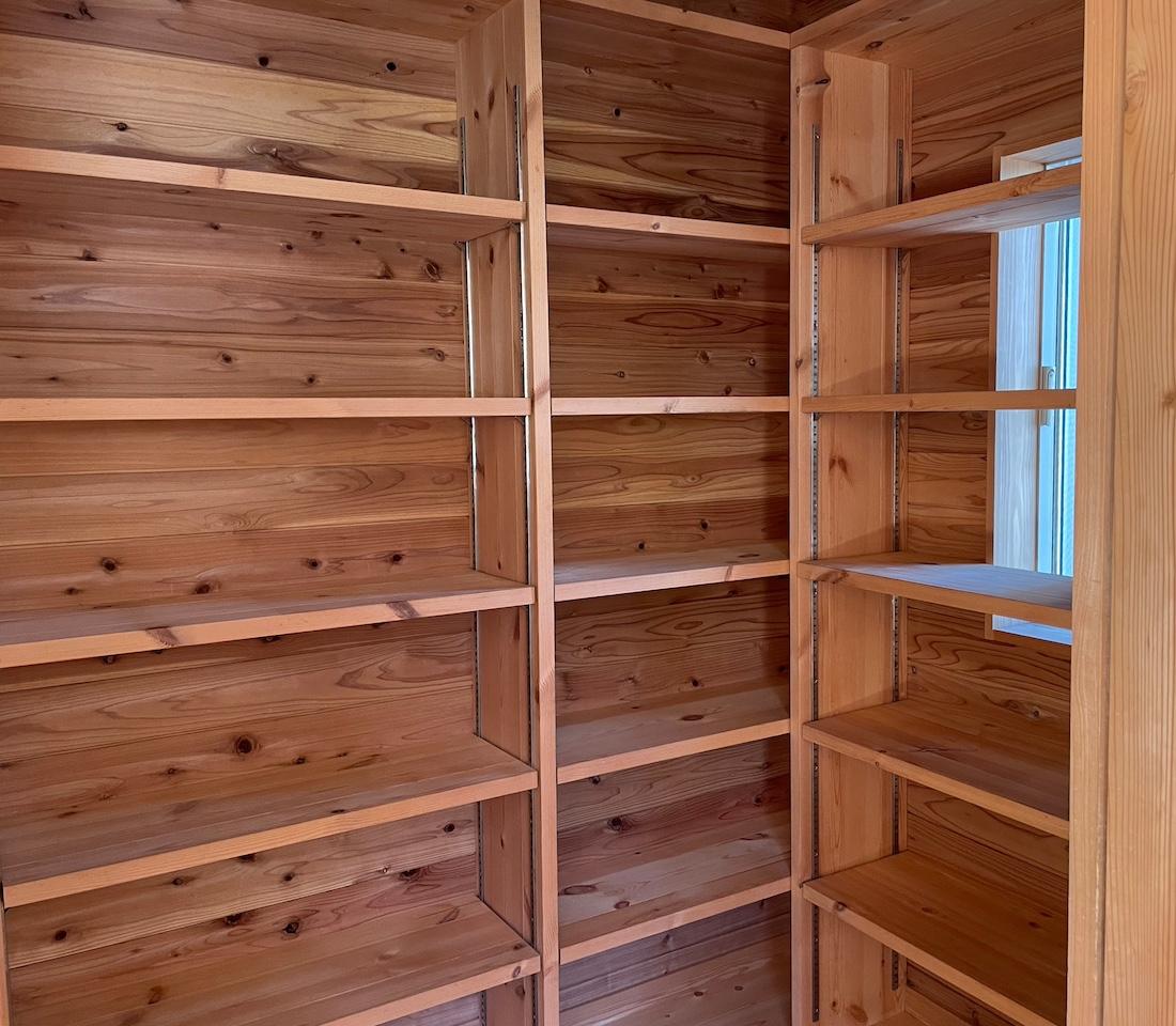 千葉県長生郡一宮町一宮の売買物件/キッチン横の収納スペース