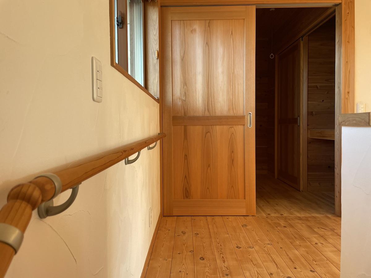 千葉県長生郡一宮町一宮の売買物件/２階へ登った正面に収納スペース