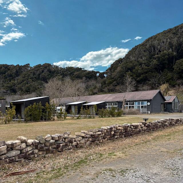 千葉県南房総市白浜町滝口の売買物件/奥に見えるのが多目的施設シラハマ校舎