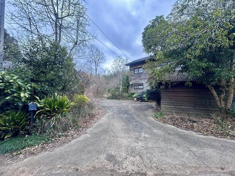 千葉県八街市根古谷の売買物件/物件入り口、右奥に見えるのが物件